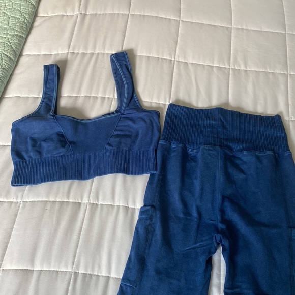 Workout set Square-Neck Bra workout top and leggings - Picture 9 of 11